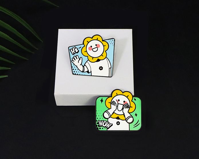 燦爛笑臉不規(guī)則徽章定制