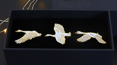 徽章定制我們?cè)撛鯓犹暨x制作廠家？